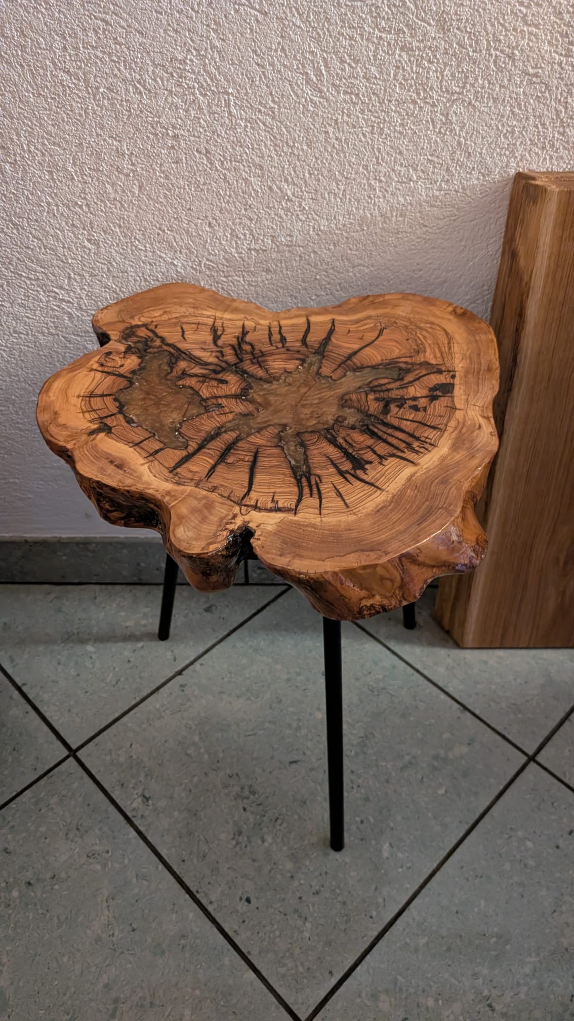Tavolino in legno d'olivo con bordo naturale e gambe nere